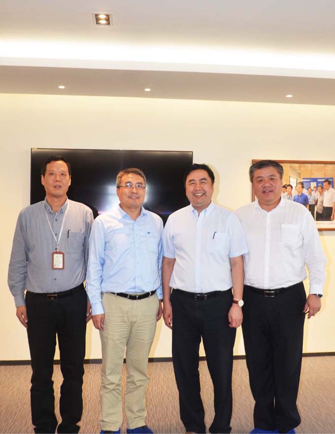 趙振元同志、何平書記與上海寶冶集團(tuán)董事長王石磊、總經(jīng)理陳剛親切合影.jpg