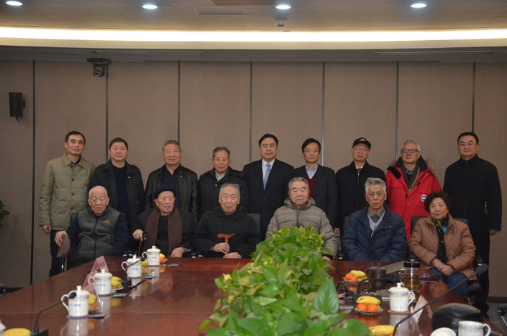 6-趙振元與老領(lǐng)導(dǎo)、大師親切合影留念.JPG