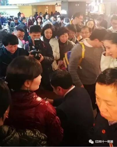 15-讀者排隊等候簽名，把趙振元圍得水泄不通.webp.jpg