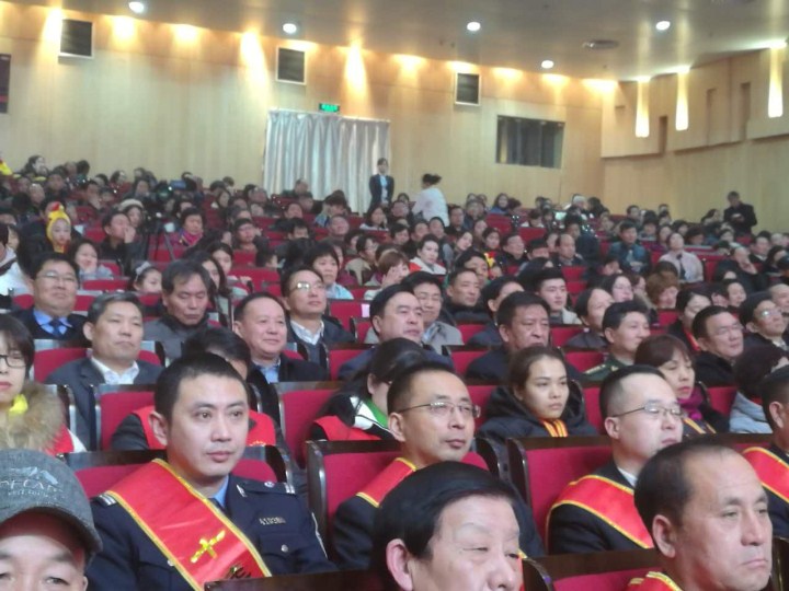 2-趙振元同志與袁三軍市委書記、市人大主任李明楨、市政協(xié)主席談得勝、駐鞏義部隊首長等一起觀看晚會.jpg