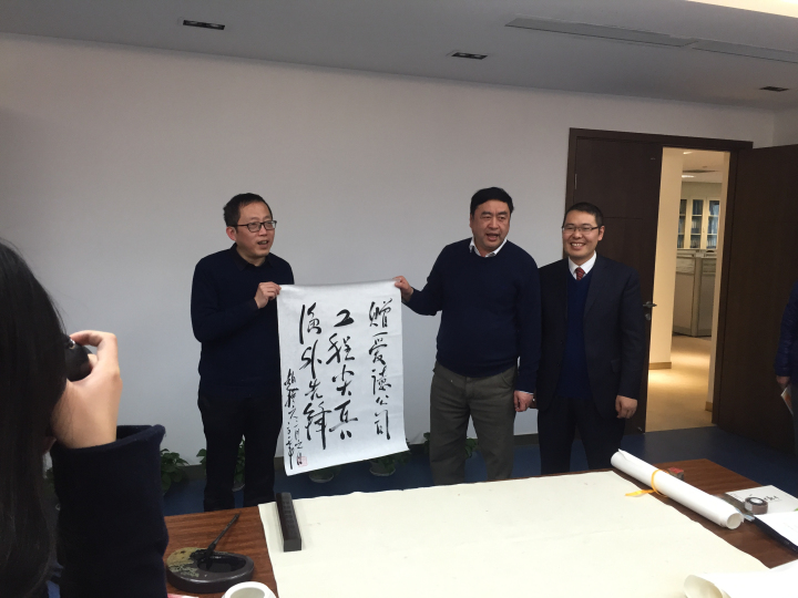 5-趙振元同志與愛德公司總經(jīng)理鄒克，首席顧問崔永祥親切合影.jpg