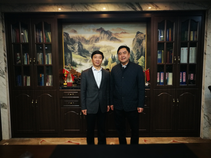 1-趙振元同志與無錫產(chǎn)業(yè)集團黨委副書記、工會主席劉濤親切合影.jpg